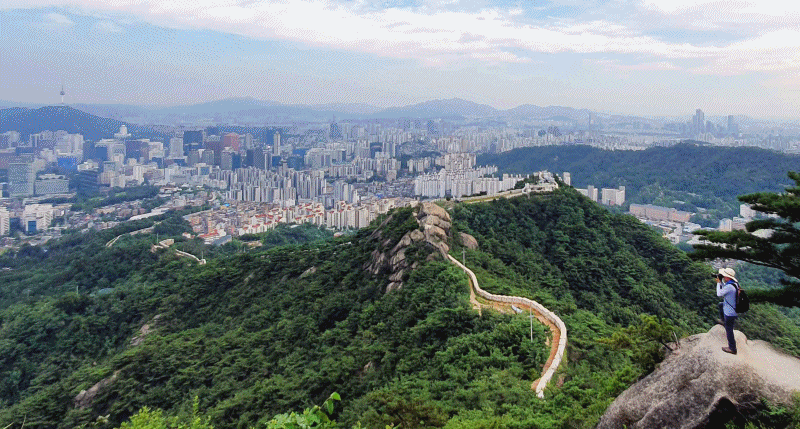 서울 한양도성(漢陽都城· Seoul City Wall)은 조선왕조의 수도인 한성부의 경계를 표시하고 왕조의 권위를 드러내며 외부의 침입을 방어하기 위해 축조된 성곽유산이다. 600백년 고도(古都)의 역사가 흐르는 한양도성(사적 제10호)은 중요한 역사경관이자 궁궐과 함께 서울의 랜드마크이다.&nbsp;