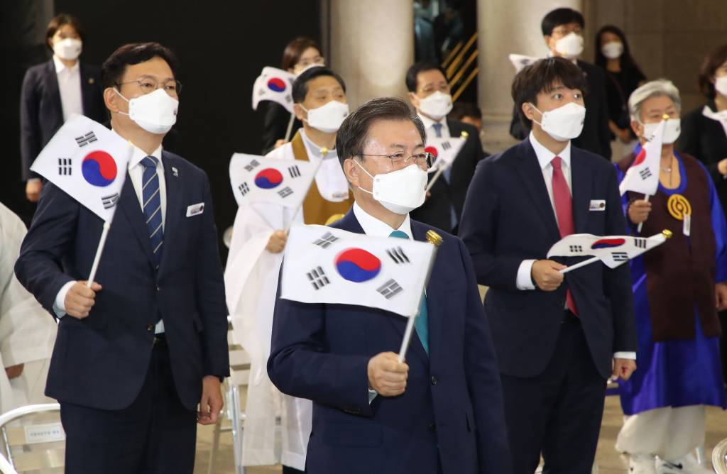 文 대통령 처음 만난 이준석, 광복절 경축식서 함께 '만세 삼창'