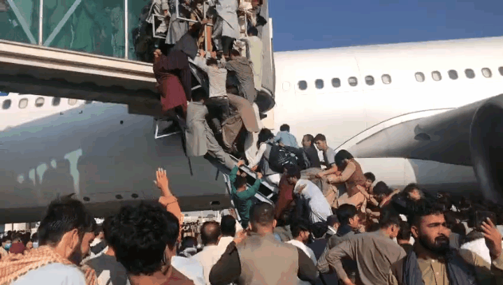 아프가니스탄 수도 카불 국제공항에서 시민들이 앞다투어 비행기에 올라타고 있다. 트위터 영상 갈무리