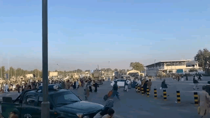 탈레반의 정권 재장악 이후 아프가니스탄 카불을 탈출하려는 시민들이 공항으로 몰려가가는 모습. 트위터 영상 갈무리.