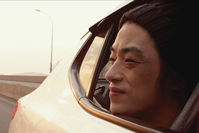 배우 구교환은 단편영화와 독립영화에서 독특한 연기세계를 구축한 후 상업영화로 활동 폭을 넓혔다.