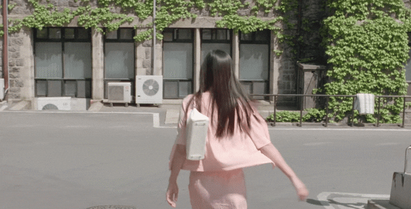 영화 '엽기적인 그녀'의 한 장면. 연세대학교 캠퍼스에서 커플이 하이힐과 운동화를 서로 바꿔신고 데이트하는 장면이 화제가 됐다./신씨네