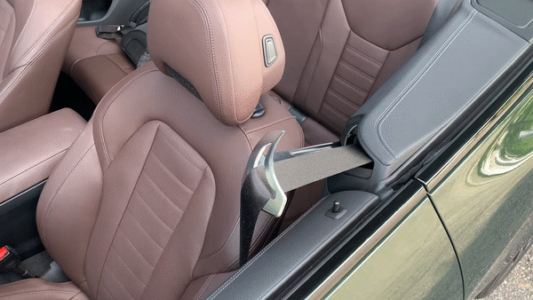 BMW 420i 컨버터블의 안전 벨트. 평소에는 앞으로 나와있다가 승객이 벨트를 차면 문 뒤로 후퇴한다./사진=이강준 기자