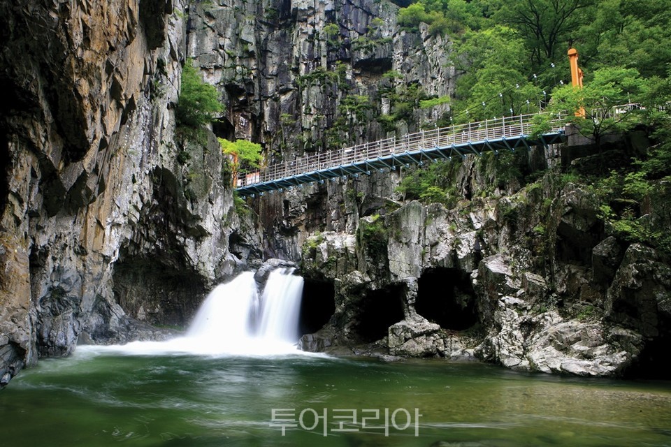 폭포 이미지