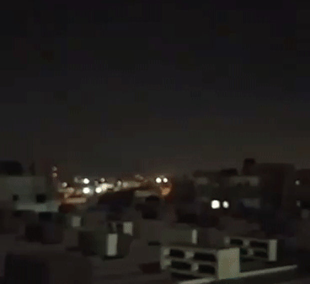 23일 이스라엘군 공습으로 무장 정파 하마스가 통치하는 가자지구 남부 칸 유니스에 불구덩이가 치솟고 있다./더타임스오브이스라엘