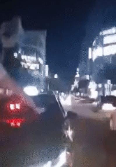 지난 22일 울산 남구 삼산동 한 사거리에서 20대 만취 여성이 택시에 올라가 난동을 부리는 모습. [유튜브 캡처]