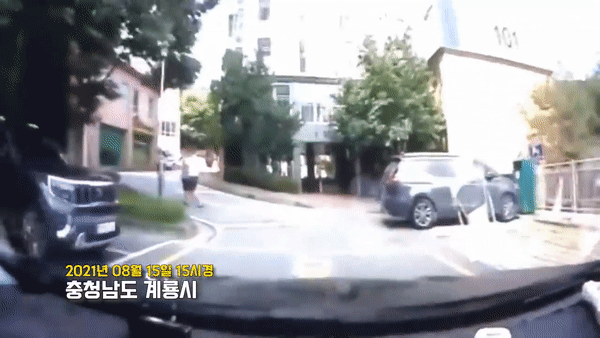 지난 24일 유튜브 '한문철 TV'에 한 남성이 갑자기 차량 위로 올라타는 영상이 올라왔다. 영상은 한 남성이 갑자기 차 위로 올라탄 모습. /영상=유튜브 캡처