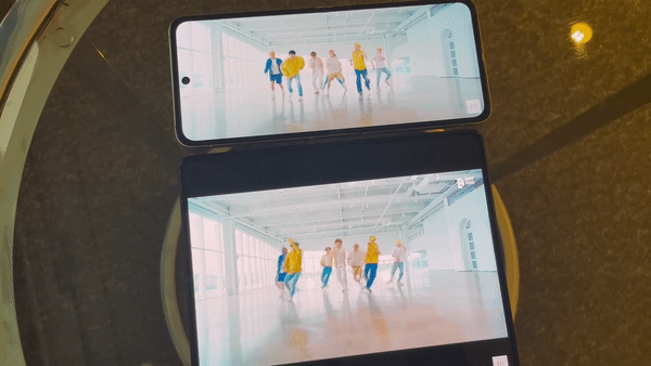 갤럭시Z 플립3(위)와 갤럭시Z 폴드3(아래)로 같은 영상을 재생했다. 모기장처럼 보여도 카메라 홀이 있는 것보다는 몰입감이 좋았다. /사진=백유진 기자 byj@