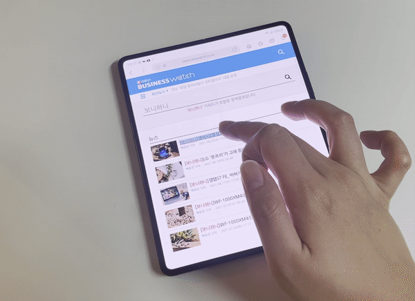 드래그&드롭으로 같은 앱 화면을 분할할 수 있다. 이를 포함해 최대 3개의 앱을 구동할 수 있다. /사진=백유진 기자 byj@