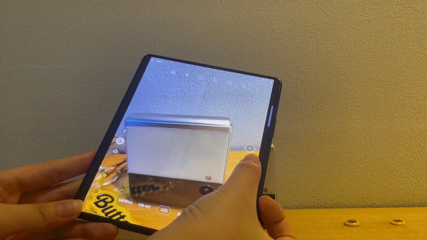 갤럭시Z 폴드3를 살짝 접은 상태로 사진을 찍으면 왼쪽에서는 찍은 사진을, 오른쪽에서는 카메라 프리뷰를 볼 수 있다. 화면을 덮으면 커버 디스플레이로 자연스럽게 연결된다. /사진=백유진 기자 byj@