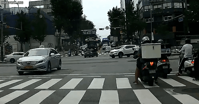 서울 강남구 선릉역 인근 도로에서 배달 오토바이 운전자가 화물차에 치여 숨지는 사고가 발생했다. [온라인 커뮤니티 보배드림]