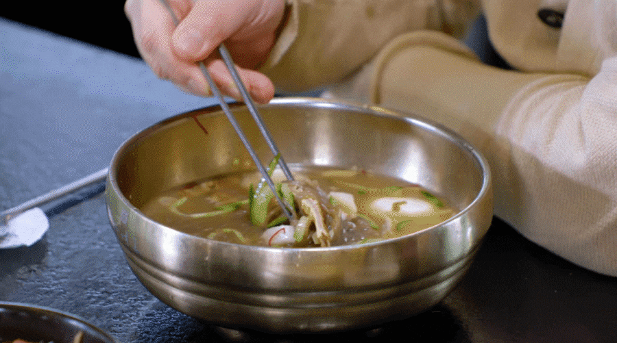 방송인 백종원이 냉면을 먹고 있다./냉면랩소디