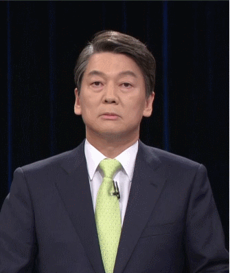 지난 2017년 대선 기간 홍준표 당시 자유한국당 후보와 벌인 토론회에서 고개를 절레절레 흔드는 안철수 국민의당 후보./인터넷 캡쳐