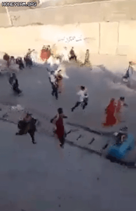 아프가니스탄 수도 카불 공항으로 향하던 현지인들이 폭발 소리에 놀라 도망치고 있다. [트위터 캡처]