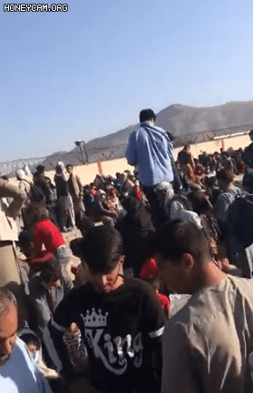 26일(현지시간) 카불에서 폭탄 테러 발생하기 몇 시간 전 더 바론 호텔 뒤쪽 공항 입구에 몰려든 사람들. [@paimanihamid 캡처]