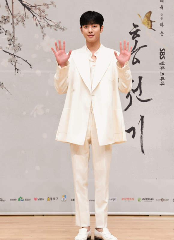 안효섭은 하람으로 분한다. 그는 그는 낮에는 별자리를 읽는 서문관의 주부로, 밤에는 정보조직 월성당의 수장 일월성으로 은밀하게 살아간다. /SBS 제공