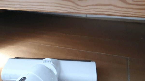 삼성 '비스포크 슬림'로 먼지가 쌓이기 쉬운 침대 아랫부분을 청소해봤다. 청소기를 민 뒤 손걸레로 닦아봐도 먼지가 거의 묻어나오지 않았다. © News1 정상훈 기자