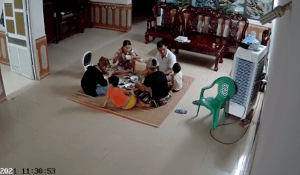 베트남에서 한 가족이 거실에서 식사하는 도중에 실링팬(프로펠러를 천장에 매달아 실내 공기를 순환시키도록 한 장치)이 떨어졌다. /사진=뉴스1(트위터)