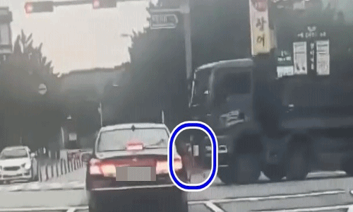 사고 장면이 촬영된 블랙박스 영상. 충돌 이후 쓰러진 아이를 밟아 차량이 덜컹거리고 있다. / 영상=제보자 제공