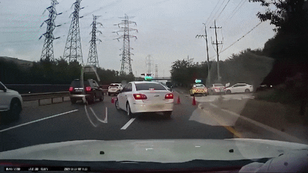 도로 위에 있는 트래픽콘을 치워달라는 요청에 경찰이 이를 발로 찼다. (유튜브 '한문철TV' 갈무리)© 뉴스1