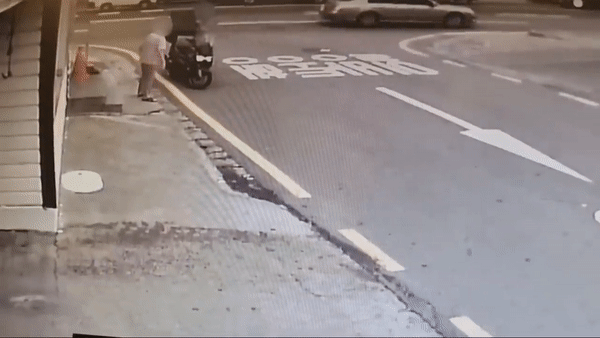 지난 8월26일 발생한 오토바이 사고 영상. [유튜브 채널 ‘한문철 TV’ 캡처]