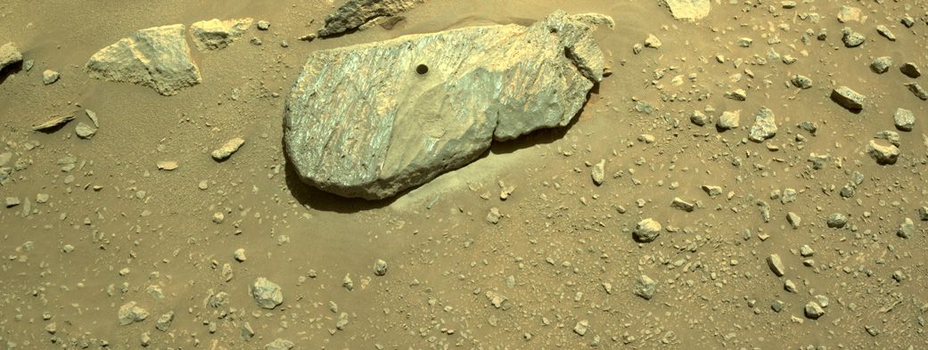 지난 1일 로버 퍼서비어런스가 항법 카메라로 찍은 화성 암석. 드릴로 뚫은 구멍이 선명하게 보인다/NASA