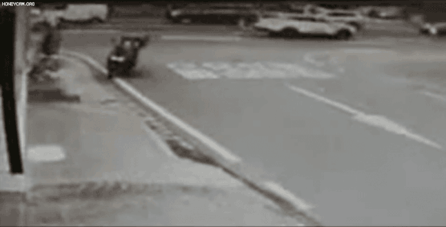 지난 1일 공개됐던 오토바이 사고 상황 앞 부분. [유튜브 채널 ‘한문철 TV’ 캡처]