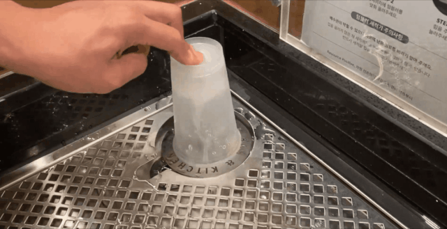 에코매장에 설치된 컵 세척기에서 사용한 리유저블컵을 씻고 있는 중./사진=쿼카 에디터