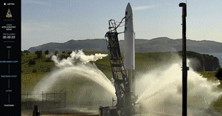 아스트라의 로켓 3.3 발사 영상. 발사대에서 미끄러지듯 내려온 후 비스듬하게 하늘로 올라가는 장면이 포착됐다. 유튜브 캡처
