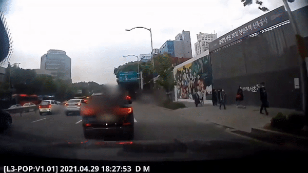 무리한 앞지르기로 사고가 나는 상황 /사진=온라인커뮤니티