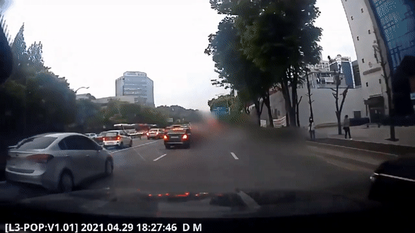 무신호 끼어들기 후 급정지 하는 상황 /사진=온라인커뮤니티