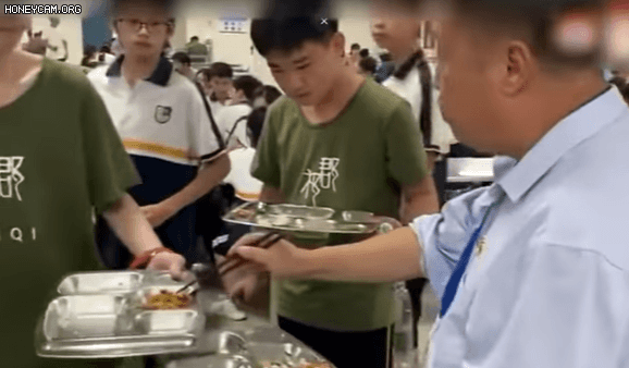 중국 후난성 치양현의 사립고 교장 왕용신(58)은 지난주부터 점심 시간마다 학교 식당에서 학생들이 남긴 반찬을 직접 먹으며 음식 낭비를 가르쳤다. (웨이보 갈무리) © 뉴스1