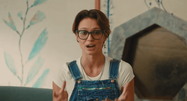 페이스북의 스마트 글래스 레이밴 스토리를 착용한 모습. 측면 버튼을 눌러 사진을 촬영한 뒤 페이스북에 공유하고 있다. [출처=유튜브 채널 레이밴필름(Ray-Ban Films)]