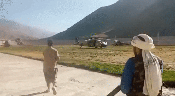 탈레반이 판지시르의 도시를 점령한 뒤 NRFA의 UH-60 헬기를 둘러보고 있다. NRFA는 헬기를 비롯 탱크, 다연장포, 고사포 등 중화기를 보유하고 있다. 탈레반