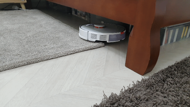 로보락S7으로 침대 밑 등 손이 닿기 어려운 곳들을 쉽게 청소할 수 있다. (사진=지디넷코리아)