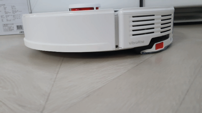 로보락S7이 물걸레 청소를 하고 있는 모습.(사진=지디넷코리아)