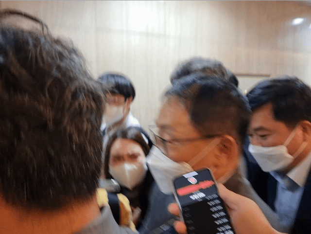 구현모 KT 대표가 15일 오후 서울 프레스센터에서 열린 한상혁 방송통신위원회 위원장과 이동통신 3사 대표 간담회에 참석했다.