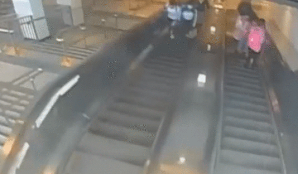 뉴육의 한 지하철 에스컬레이터에서 한 남성이 여성의 가슴을 발로 걷어찬 사건이 발생했다. /사진=NYPD 트위터