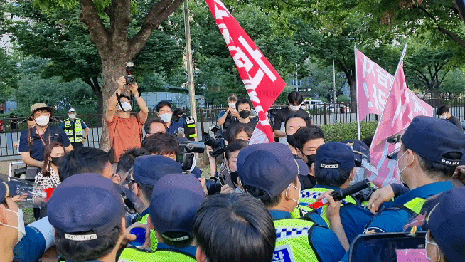 15일 오후 한국유흥음식업중앙회가 서울 여의도 국회의사당 일대에 집결해 경찰과 대치하고 있다.(영상=조민정 기자)