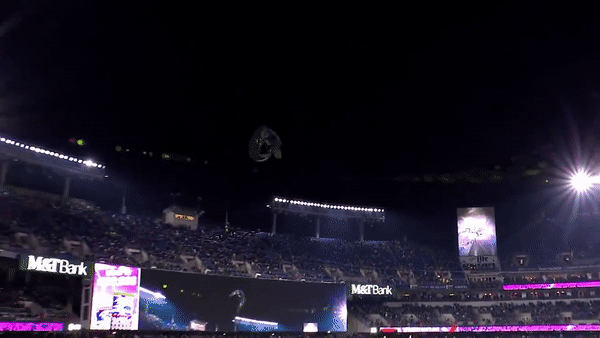 미국 미식축구 볼티모어 레이븐스도 혼합현실을 이용해 팀의 상징을 경기장에 등장시켰다. /영상=미국 미식축구(NFL) 볼티모어 레이븐스 공식 트위터 캡처