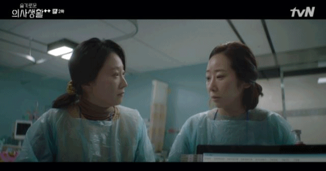 드라마 '슬기로운 의사생활' 시즌2에서 소아중환자실에 아이를 둔 은지, 민찬 엄마의 모습. tvN 방송 캡처
