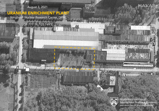 미국 제임스 마틴 비확산센터와 미들베리 국제학연구소가 촬영해 16일 공개한 북한 영변 우라늄 농축 시설 위성사진. 노란색 네모 안이 시설 확장 공사가 진행되는 것으로 의심되는 공간이다. 제프리 루이스 블로그 캡처