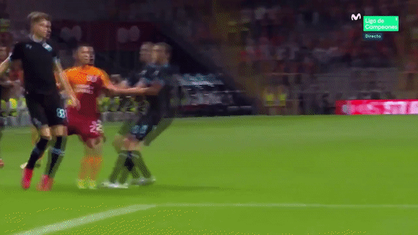 17일(한국시각) 에콰도르 매체 스투디오 풋볼은 이날 유럽축구연맹(UEFA) 유로파리그 경기에서 나온 자책골을 상황을 보도했다. /영상=후안 파블로 바르스키(아르헨티나) 기자 트위터