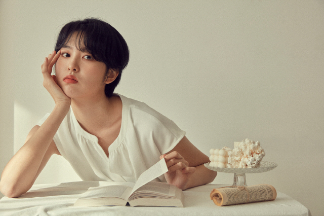 무심코 하는 '이 자세'.. 목 통증·팔꿈치 염증 유발
