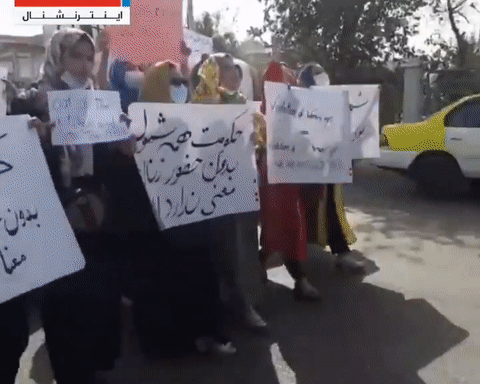 아프가니스탄 발흐주의 주도 마자르이샤리프에서 6일(현지시간) 여성 인권 보장과 새 정부 구성에 여성 참여를 촉구하는 여성 시위가 벌어졌다./영상=트위터 캡처