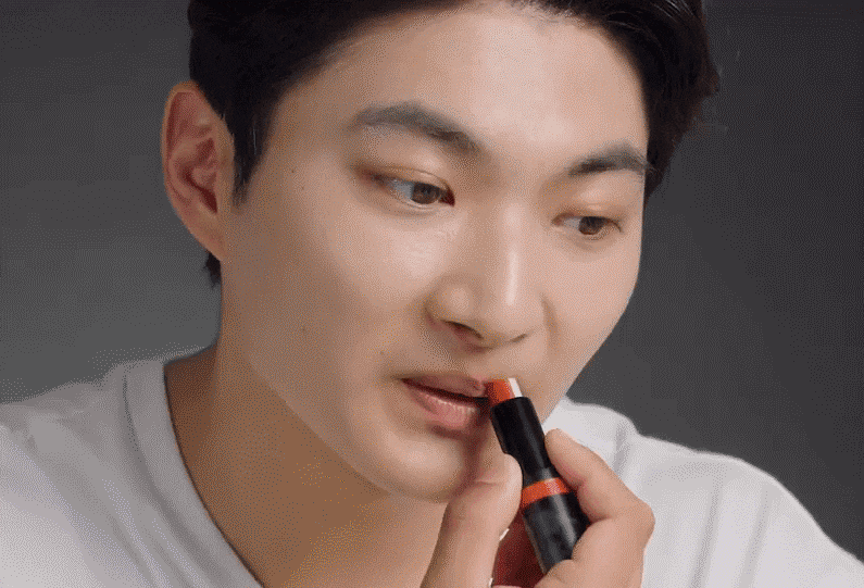 CJ올리브영 인기 제품인 남성용 립스틱. 요즘에는 아이돌이 아닌 일반 남성들도 색조 효과가 있는 립밤을 즐겨 찾는다고 한다. /그라펜