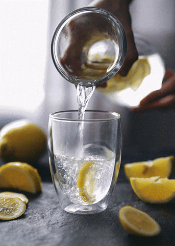 노폐물 배출과 탈모 예방에 도움이 될 수 있는 레몬과 물을 섞어 만든 레몬수. 출처 Giphy
