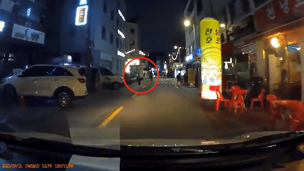 유튜브 '한문철 TV'는 지난 28일 한 남성이 골목길을 지나가는 차량에 발을 내미는 영상을 올렸다. 영상은 한 남성이 다가오는 차량 쪽으로 발을 내미는 장면. /영상=한문철 TV