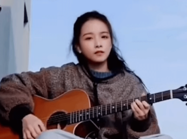 중국 칭화대가 개발한 가상인간 ‘화즈빙’이 기타 연주를 하면서 노래를 부르고 있다. [칭화대 제공]
