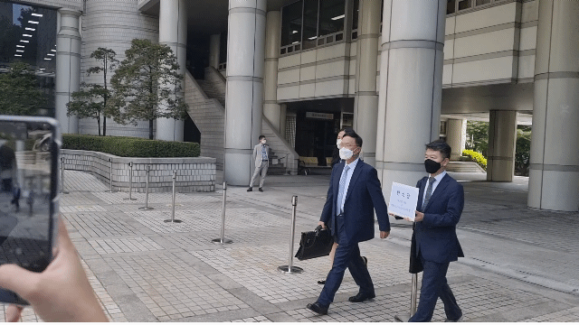 SK브로드밴드 법률 대리인인 강신섭 법무법인 세종 변호사는 30일 서울고등법원에 반소장을 제출한 후 기자들과 만나 "넷플릭스가 1심 판결 이후에도 망사용료를 지불할 의사를 전혀 보이고 있지 않기 때문에 반소를 진행하게 됐다"고 밝혔다. 사진=차민영 기자